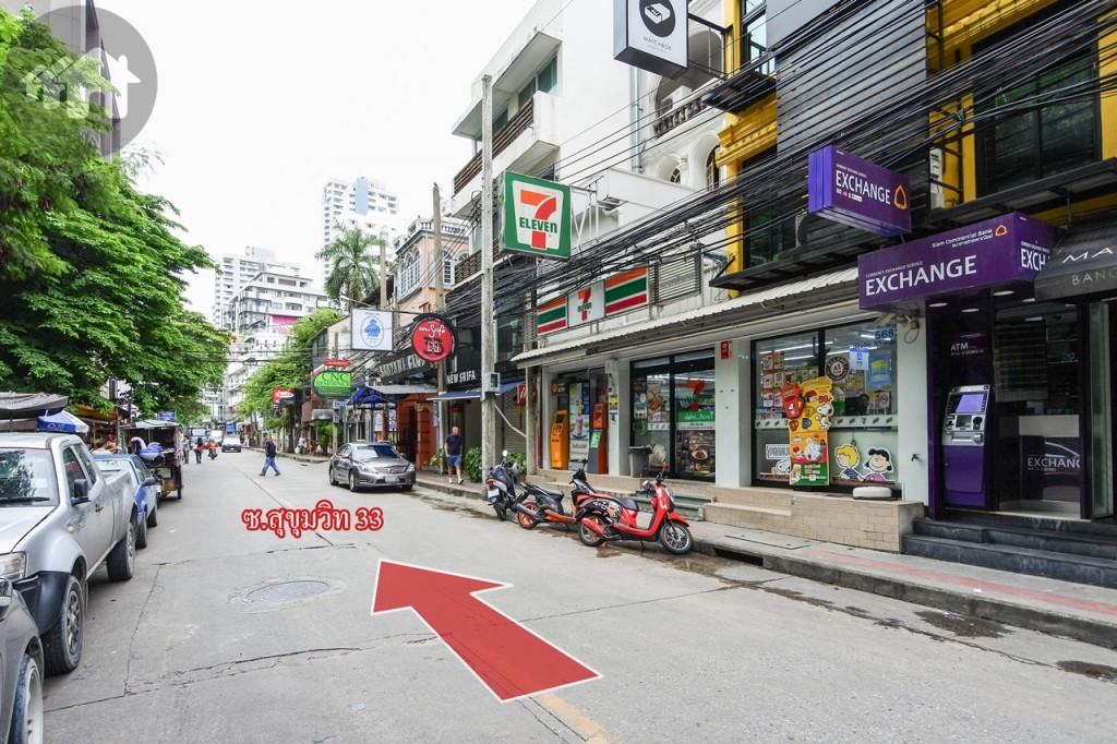 เดินเข้ามาในซอยมีทางเท้าเดินสะดวกสบาย มีร้านสะดวกซื้อทั้ง Family mart และ 7-Eleven