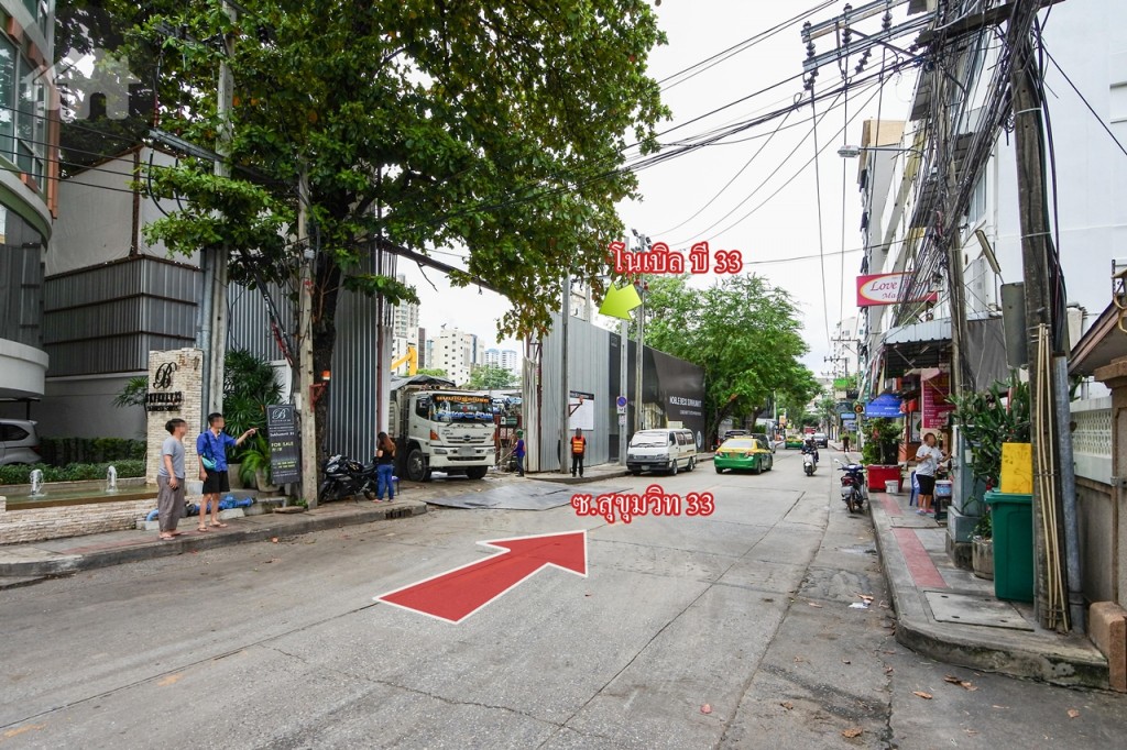 เดินมาอีกไม่ไกลจะเจอโครงการโนเบิล บี 33 ซึ่งอยู่ระหว่างการก่อสร้าง