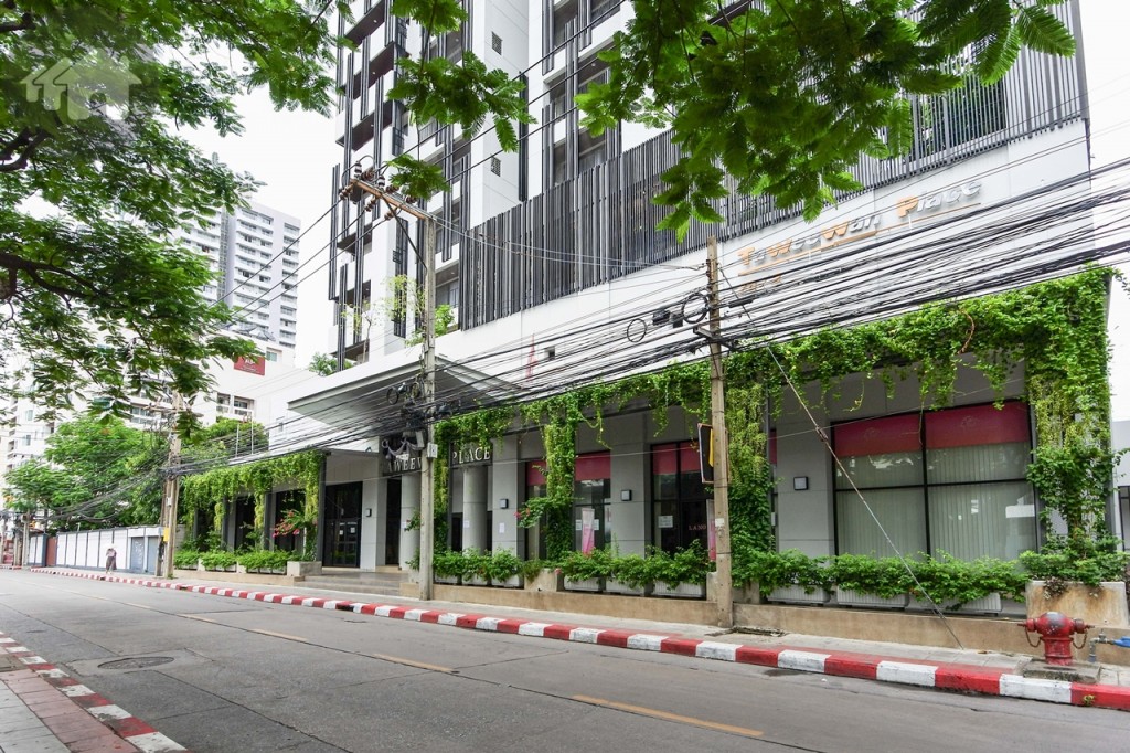 ทิศตะวันออกติดกับ ซ.สุขุมวิท 33 ฝั่งตรงข้ามเป็นอาคาร Taweewan สูง 10 ชั้น