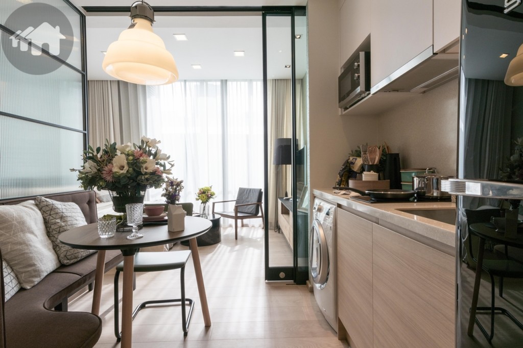 เข้ามาภายในห้อง พื้นที่ด้านหน้าเป็นห้องครัว และโต๊ะรับประทานอาหาร โปร่งโล่งด้วยเพดานสูง 2.70 เมตร พื้นปูลามิเนต หนา 10 มิลลิเมตร นำเข้าจากเยอรมนี เดินนุ่มสบายเท้า เก็บเสียง และความพิเศษอยู่ที่การให้สัมผัสของลายไม้อีกด้วย