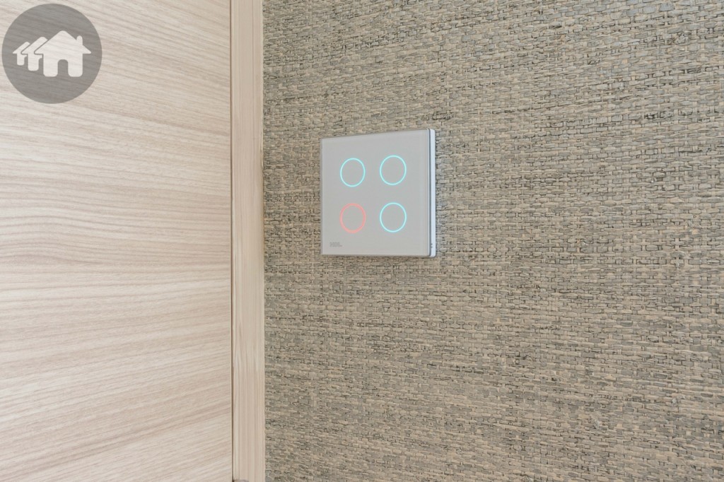 ภายในห้องมาพร้อมระบบ Home Automation สามารถควบคุมระบบเปิด-ปิดไฟ และเครื่องปรับอากาศภายในห้องผ่านทางแอปพลิเคชัน ซึ่งก็เป็นดีไซน์เทียบเท่าเหมือนห้องตัวอย่าง