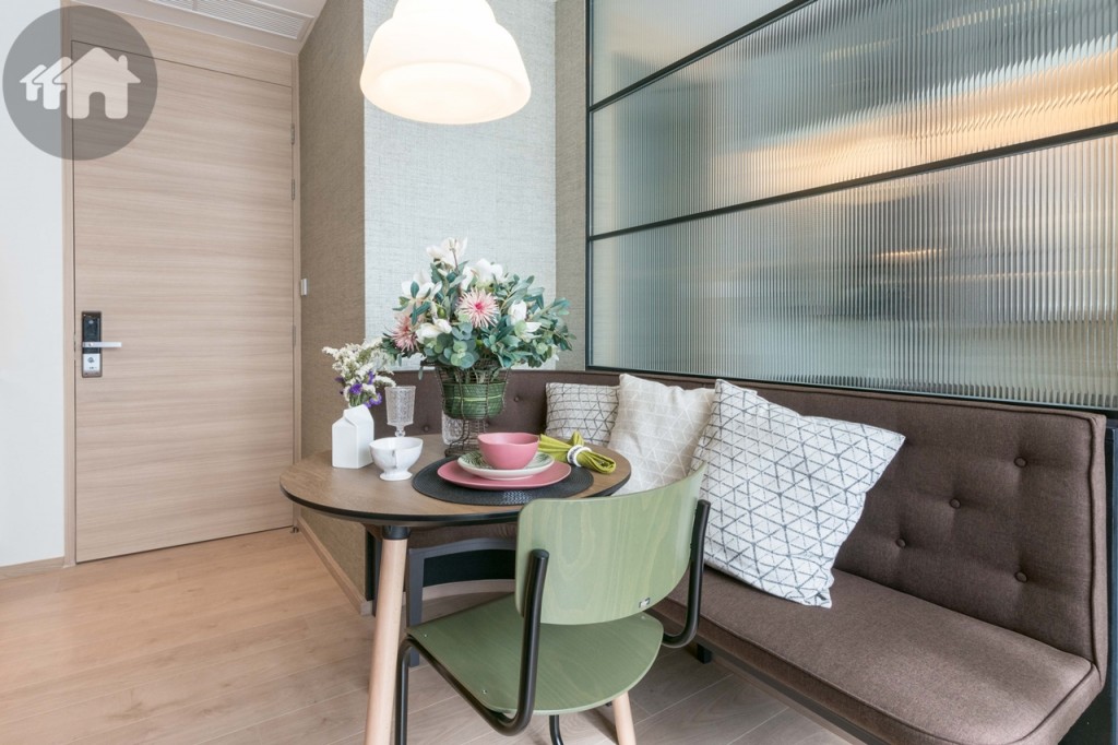 โต๊ะรับประทานอาหารที่มีพื้นที่มากกว่า 2 ที่นั่ง ถือว่าหาได้ยากในห้องแบบ 1 ห้องนอน พื้นที่ใช้สอย 27 ตารางเมตร กำแพงด้านหลังห้องจริงจะก่อเป็นกำแพงทึบ