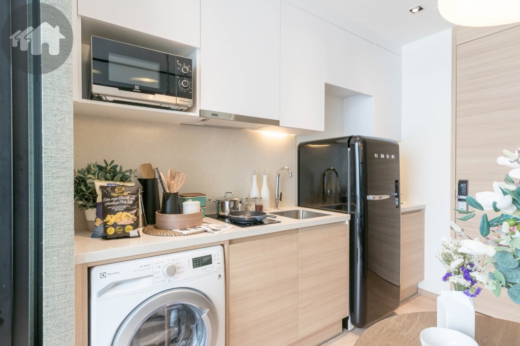 บิวท์อินตู้ครัวบน-ล่าง ที่แถมมากับห้อง Top ตู้ครัวด้านล่างเป็นหินสังเคราะห์ พร้อมพื้นที่วางเตาไมโครเวฟ เครื่องซักผ้า และตู้เย็น