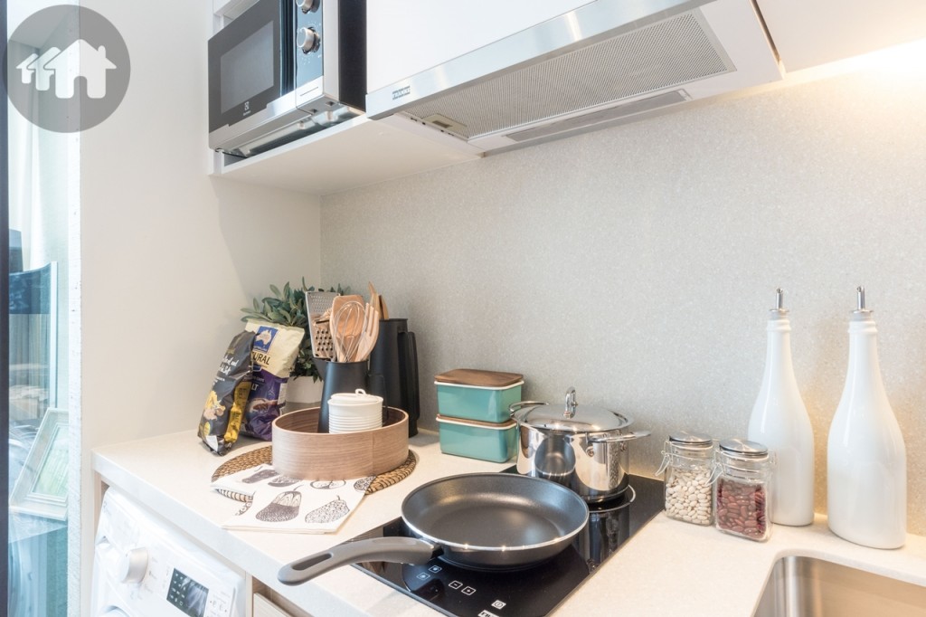 เตาไฟฟ้าฐานเซรามิก 2 หัว และเครื่องดูดควันของ Franke เช่นกัน หรือเทียบเท่าเช่นกัน