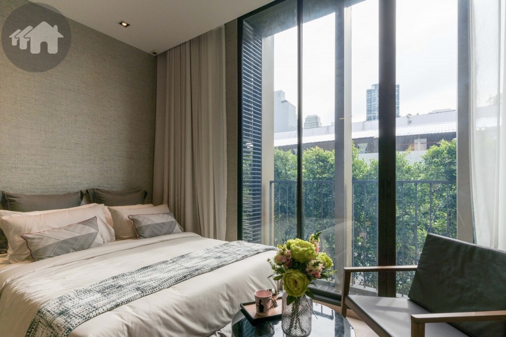 กระจกบานใหญ่สูง 2.90 เมตร พร้อมติดตั้ง Low-E Glass Installation กระจกกันความร้อนแบบการแผ่รังสีความร้อนต่ำ ช่วยลดความร้อนภายในห้องแต่ยังคงความสว่างจากแสงธรรมชาติ ลดการทำงานของเครื่องปรับอากาศ และช่วยประหยัดพลังงานที่ทางโครงการจะติดตั้งไว้สำหรับที่ต้องเจอกับแดดบ่ายของทิศตะวันตกเท่านั้น