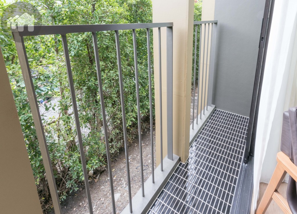 พื้นที่ระเบียงคงความเป็นโนเบิล ที่ให้พื้นที่ระเบียงขนาดพอเหมาะสำหรับยืนชมวิว