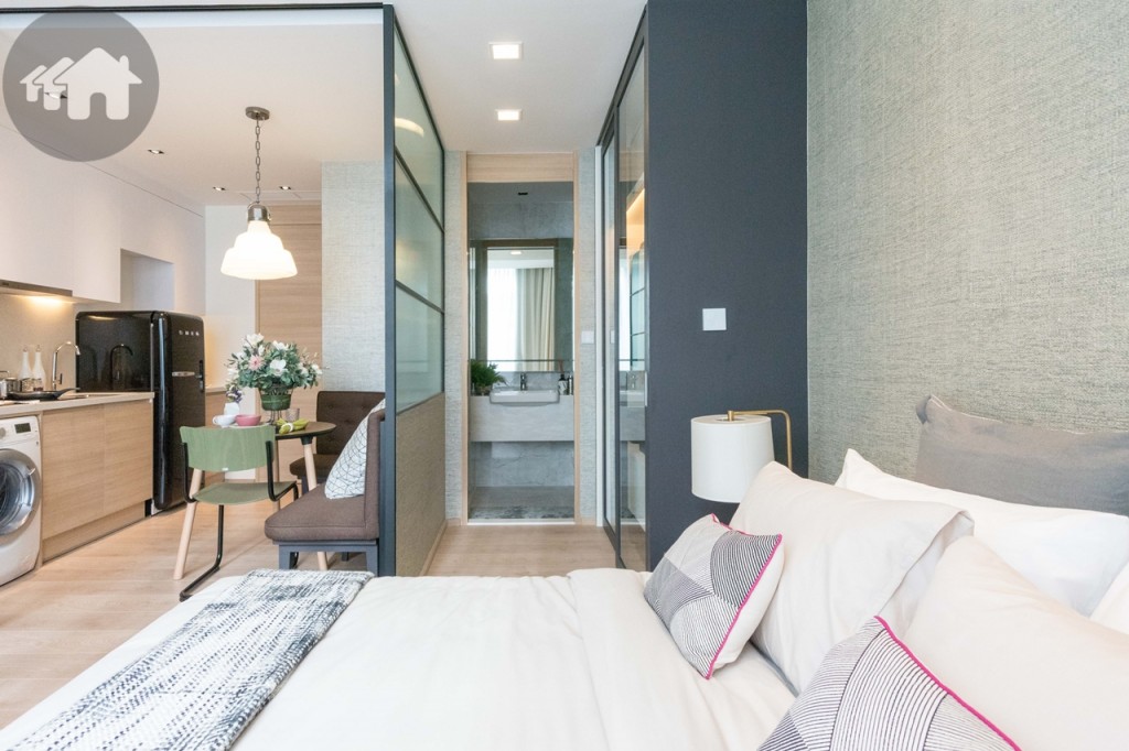 ถัดจากเตียงนอนเป็น Walk-in closet และห้องน้ำ