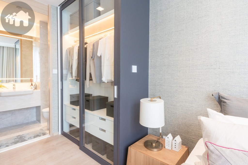 Walk-in closet มาพร้อมตู้เสื้อผ้าบิวท์อินที่มาพร้อมกับห้อง สูงจรดเพดาน สวยงามด้วยบานกระจกใสขนาดใหญ่และไฟภายในที่ติดตั้งให้เพื่อให้การใช้งานสะดวกสบายมากขึ้น