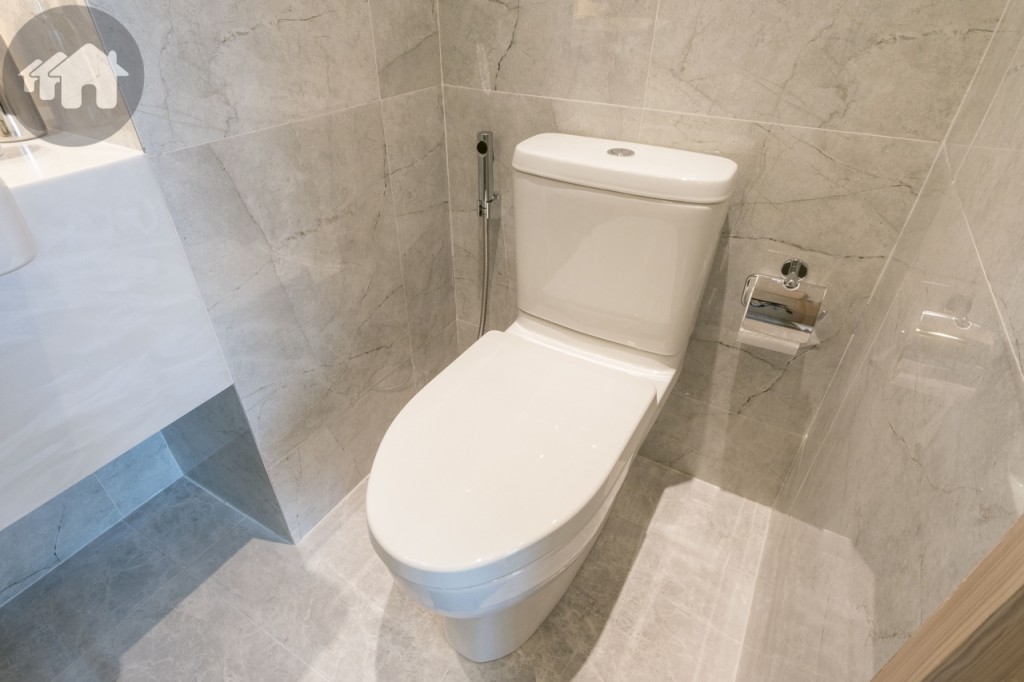 โถสุขภัณฑ์ของ Kohler หรือเทียบเท่า พร้อมสายฉีดชำระ และที่ใส่กระดาษชำระ