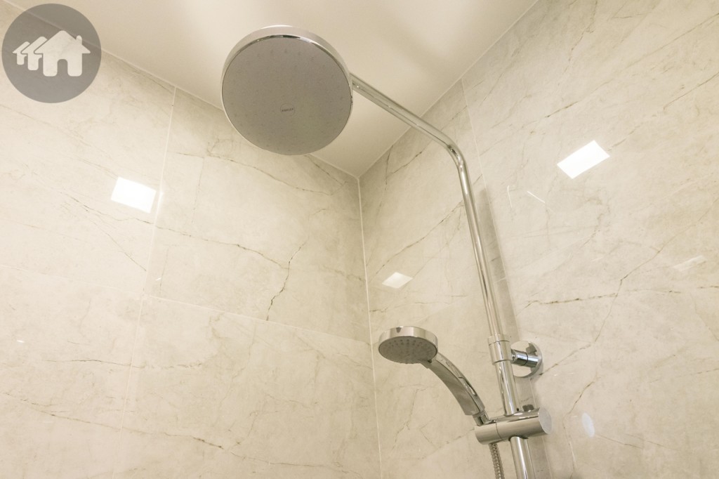 ฝักบัวแบบก้านอ่อน และ Rain shower ของ Kohler หรือเทียบเท่า