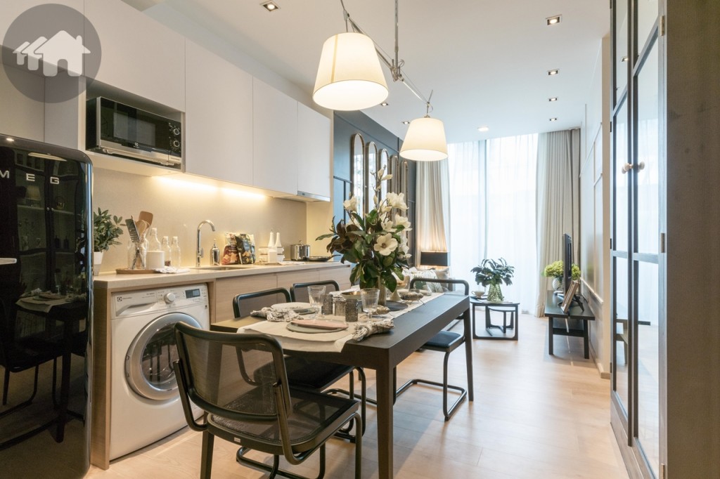 เข้ามาภายในห้อง พื้นที่ด้านหน้าเป็นห้องครัว และโต๊ะรับประทานอาหาร โปร่งโล่งด้วยเพดานสูง 2.70 เมตร พื้นปูลามิเนต หนา 10 มิลลิเมตร นำเข้าจากเยอรมนี เดินนุ่มสบายเท้า เก็บเสียง