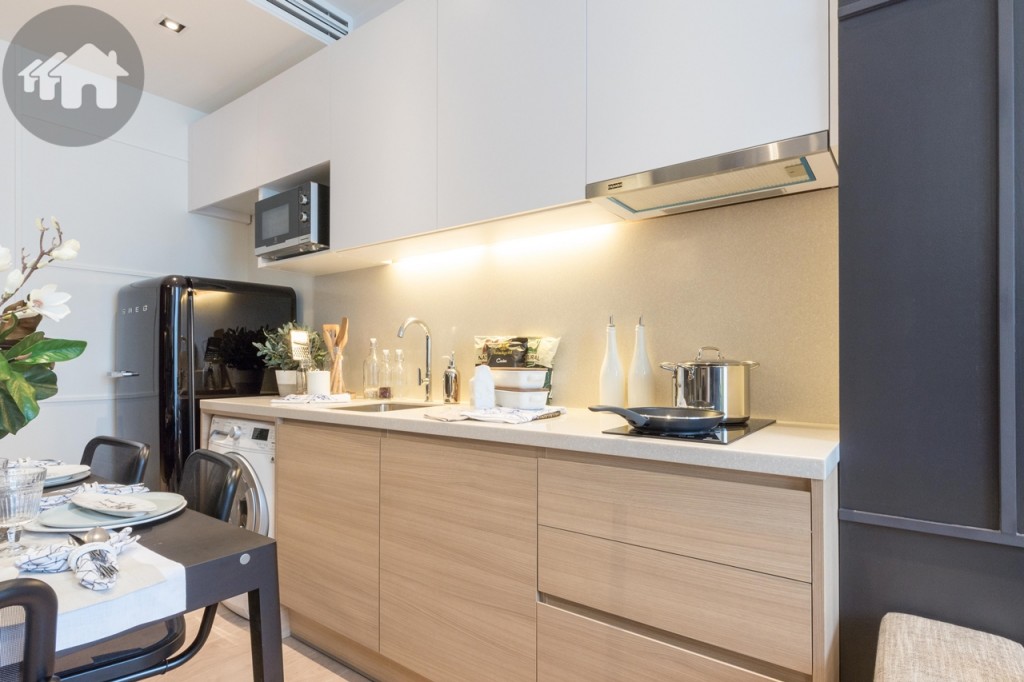 บิวท์อินตู้ครัวบน-ล่าง ที่แถมมากับห้อง Top ตู้ครัวด้านล่างเป็นหินสังเคราะห์ พร้อมพื้นที่วางเตาไมโครเวฟ เครื่องซักผ้า และตู้เย็น อ่างล้างจาน เตาไฟฟ้าฐานเซรามิก 2 หัว และเครื่องดูดควันของ Franke 
