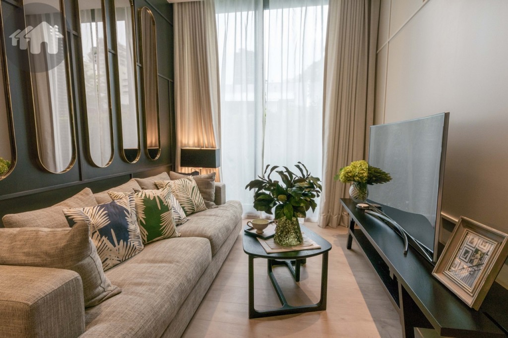 ถัดมาเป็นพื้นที่ห้องนั่งเล่นขนาดใหญ่