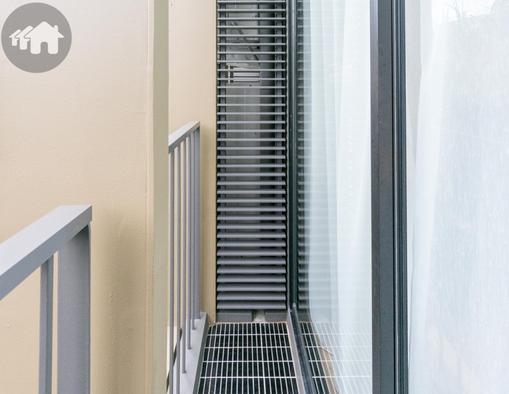 เชื่อมต่อกับระเบียงสำหรับยืนชมวิว มีระแนงกั้นคอมเพรสเซอร์เครื่องปรับอากาศเพื่อความสวยงาม