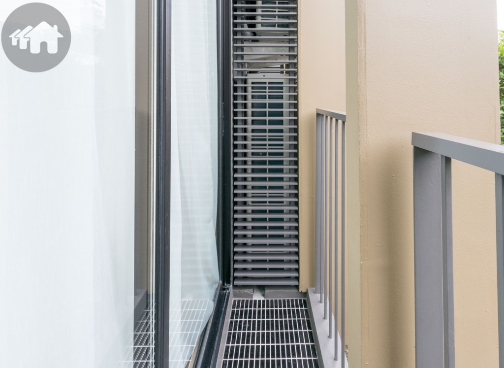 อีกด้านติดกับระเบียงสำหรับยืนชมวิว มีระแนงกั้นคอมเพรสเซอร์เครื่องปรับอากาศเพื่อความสวยงาม