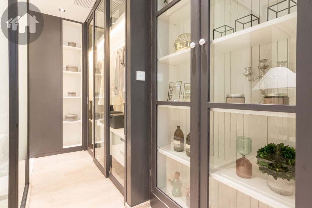 Walk-in closet มาพร้อมตู้เสื้อผ้าบิวท์อินที่มาพร้อมกับห้อง สูงจรดเพดาน สวยงามด้วยบานกระจกใสขนาดใหญ่และไฟภายในที่ติดตั้งให้เพื่อให้การใช้งานสะดวกสบายมากขึ้น ห้องจริงจะให้ตู้เสื้อผ้าเพียงตู้เดียว