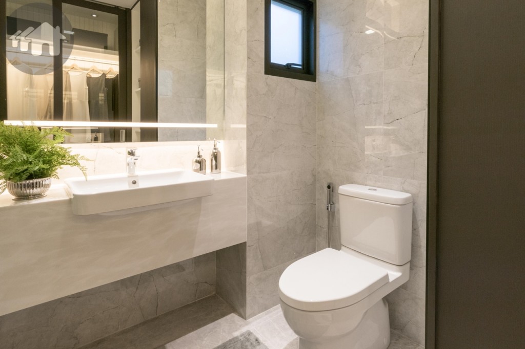 ห้องน้ำขนาดใหญ่อุปกรณ์ครบครัน อ่างล้างหน้า และโถสุขภัณฑ์ของ Kohler พื้นปูกระเบื้องลายหิน Emperador ผนังปูกระเบื้องลายหิน Sahara White ผิวกลอส