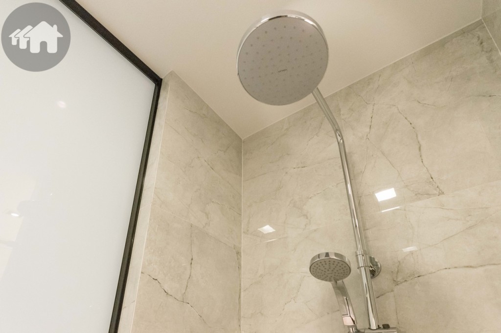 ฝักบัวแบบก้านอ่อน และ Rain shower ของ Kohler