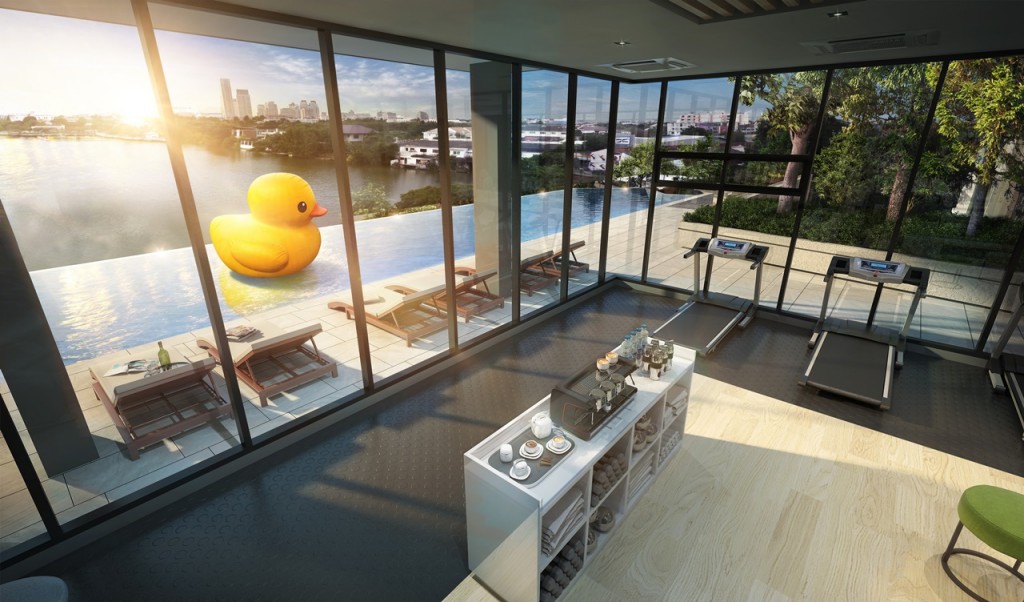 ด้านนอกเป็นสระว่ายน้ำแบบ Lakeside infinite pool ขนาด 6.10x25 เมตร ลึกประมาณ 1.10 เมตร พร้อมที่นั่งพักผ่อน ชมขอบฟ้าและสวนสาธารณะบึงน้ำลาดพร้าว 71 ที่กว้างกว่า 21 ไร่