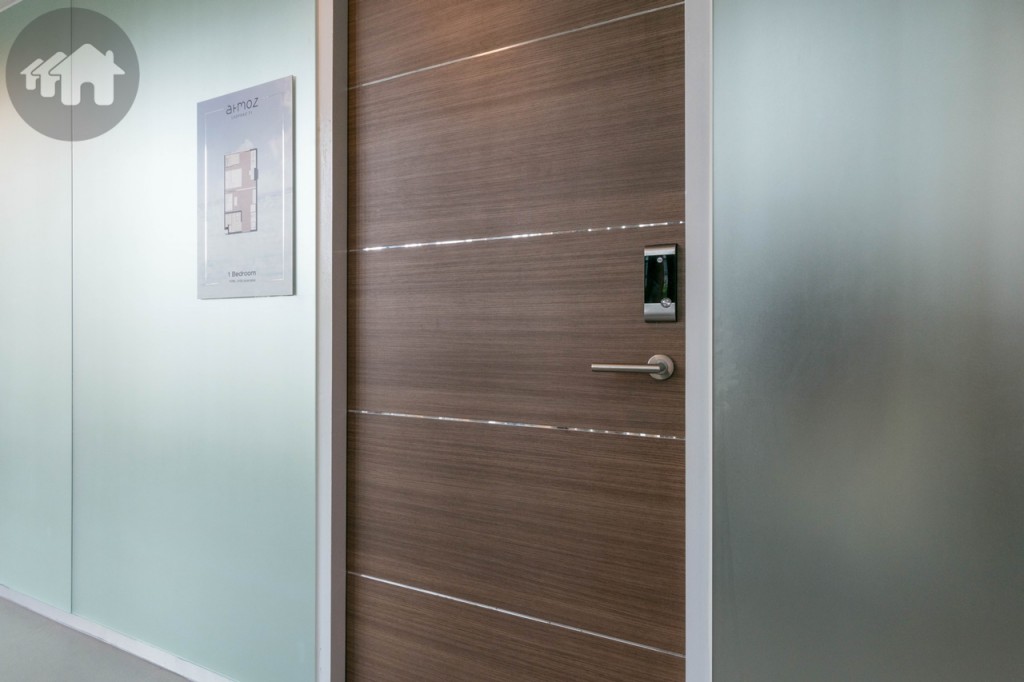 ประตูทางเข้าห้อง พร้อมระบบ Digital Door lock แบบ Double lock สามารถล็อกจากภายในโดยคนภายนอกไม่สามารถเปิดล็อกจากภายนอกได้ เพิ่มความปลอดภัยอีกระดับ