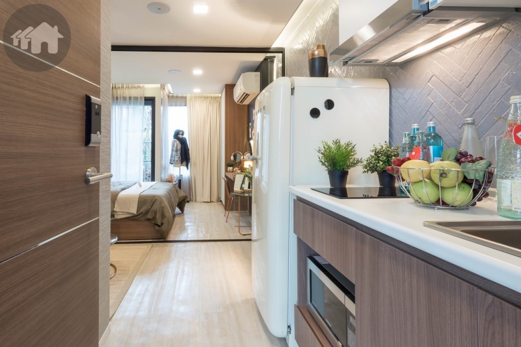 เข้ามาภายในห้องจะเป็นห้องครัว เชื่อมต่อกับห้องนั่งเล่น และห้องนอน พื้นปูกระเบื้องไวนิล ขนาด 6x36 นิ้ว หนา 3 มิลลิเมตร ให้ความรู้สึกนุ่มสบายเท้า ทนทานทั้งจากรอยขีดข่วนและน้ำได้มากกว่าลามิเนต โปร่งโล่งด้วยเพดานสูง 2.40 เมตร