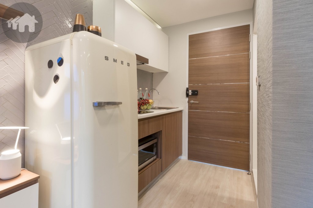 ห้องครัวมาพร้อมกับตู้ครัวบิวท์อินบน-ล่าง ทางเดินกว้างประมาณ 1 เมตร เข้า-ออกสะดวก เคาน์เตอร์ครัวกว้างประมาณ 60 เซนติเมตร ยาวประมาณ 1.40 เมตร สูงประมาณ 90 เซนติเมตร มีพื้นที่ว่างด้านข้างประมาณ 75 เซนติเมตร สำหรับวางตู้เย็น