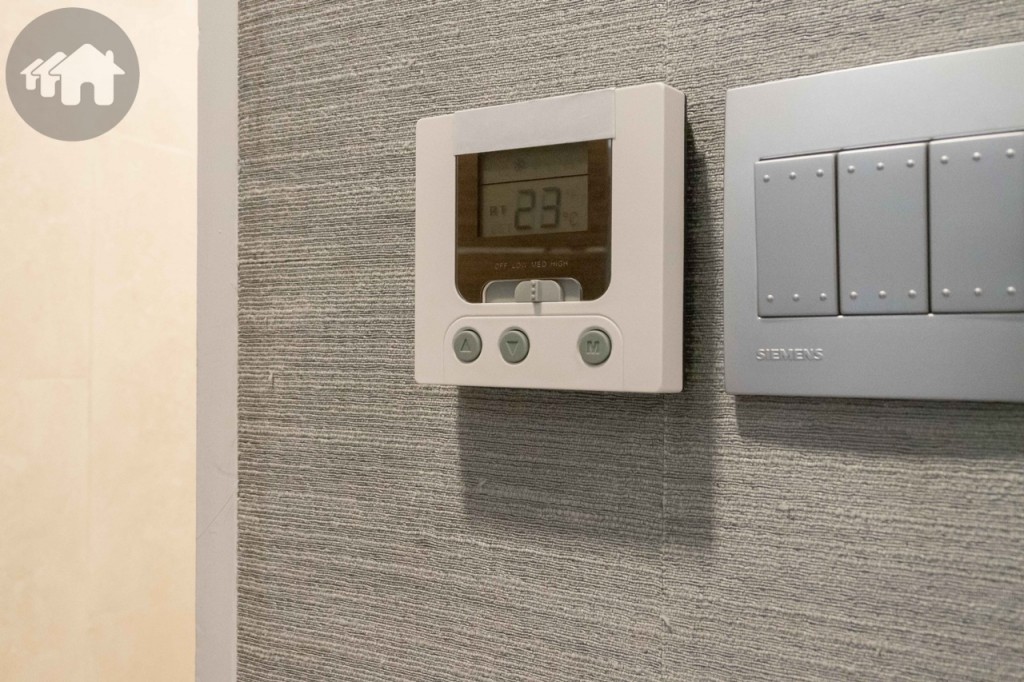 Thermostat ระบบหมุนเวียนอากาศภายในห้อง ทำงานคู่กับพัดลมภายในห้องน้ำ เพื่อให้เกิดการถ่ายเทเมื่อไม่อยู่ห้องพัก ทำให้รู้สึกปลอดโปร่งและสามารถตั้งเวลาในการทำงานได้