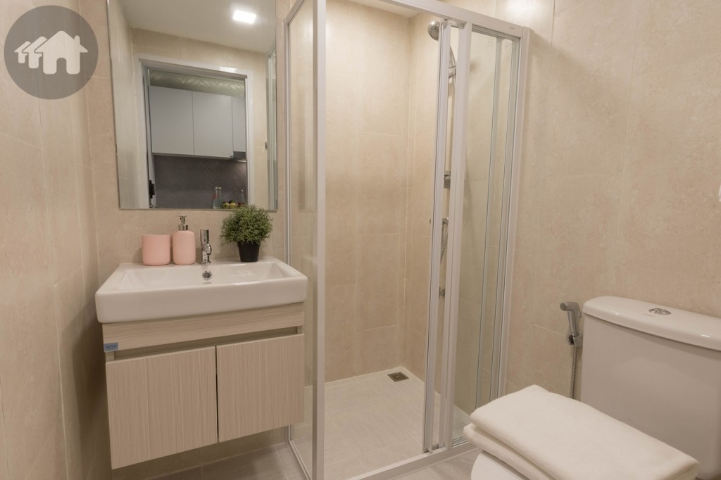 ตรงข้ามกับห้องครัวเป็นห้องน้ำขนาดกว้างขวาง เพดานสูงประมาณ 2.20 เมตร ขอบประตูยกสูงประมาณ 7 เซนติเมตร พื้นปูกระเบื้องเซรามิก ขนาด 30x30 เซนติเมตร ผนังปูกระเบื้องเซรามิก ขนาด 30x60 เซนติเมตร 