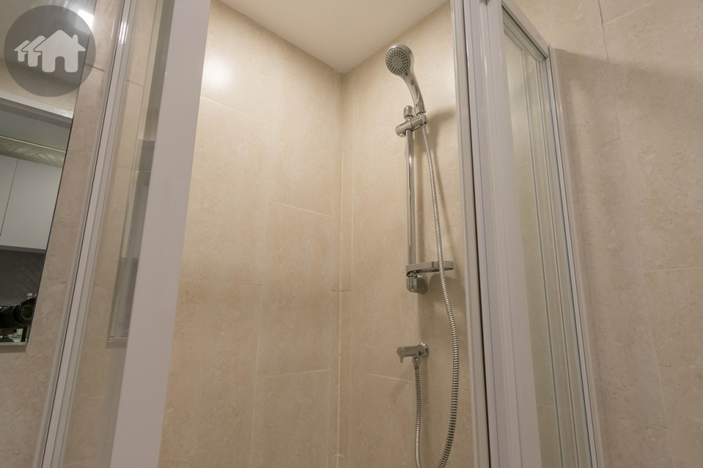 พื้นที่อาบน้ำกั้นด้วยกระจกเทมเปอร์เป็นสัดส่วน ทางเข้าเป็นกระจกบานเลื่อนแบบ 2 ตอน ขอบประตูยกสูงประมาณ 4 เซนมิเมตร กว้างประมาณ 80 เซนติเมตร ยาวประมาณ 90 เซนติเมตร พร้อมฝักบัวของ Cotto