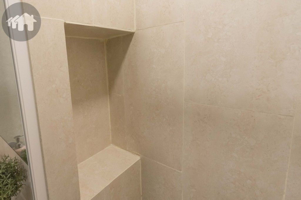 ด้านข้างเจาะเป็นช่องสำหรับวางอุปกรณ์อาบน้ำ