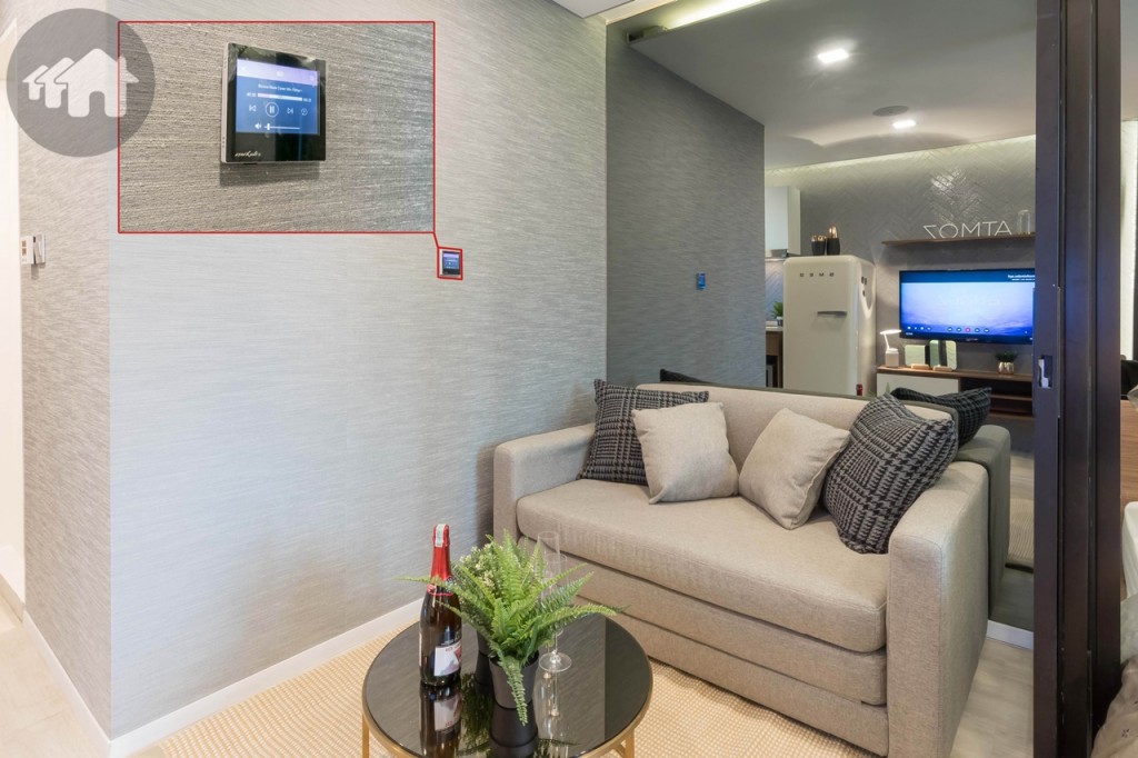 มาต่อกันที่ห้องนั่งเล่น มีโซฟาเบด พร้อมโต๊ะกลาง มาให้พร้อมกับห้อง พื้นที่วางโซฟากว้างประมาณ 1.65 เมตร เอาใจคนรุ่นใหม่ด้วยการติดตั้ง Digital Sound System สามารถเชื่อมต่อกับโทรศัพท์มือถือ SD card และ USB ได้