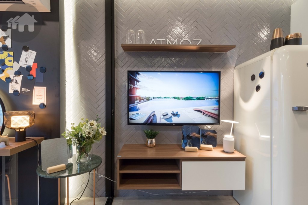 ฝั่งตรงข้ามเป็นชั้นวางโทรทัศน์พร้อมตู้เก็บของด้านล่าง และชั้นลอยวางของเหนือโทรทัศน์ที่ให้มาพร้อมกับห้อง ห่างจากโซฟาประมาณ 2.30 เมตร