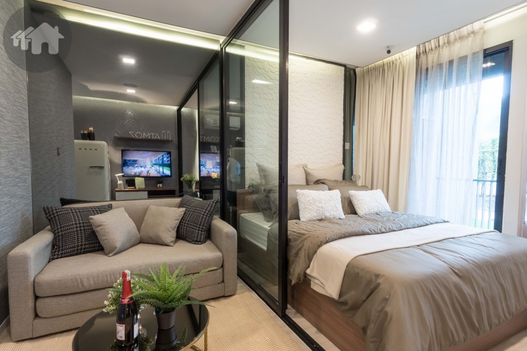 ห้องนั่งเล่น เชื่อมต่อกับห้องนอนด้วยประตูกระจกบานเลื่อนแบบ 3 ตอน