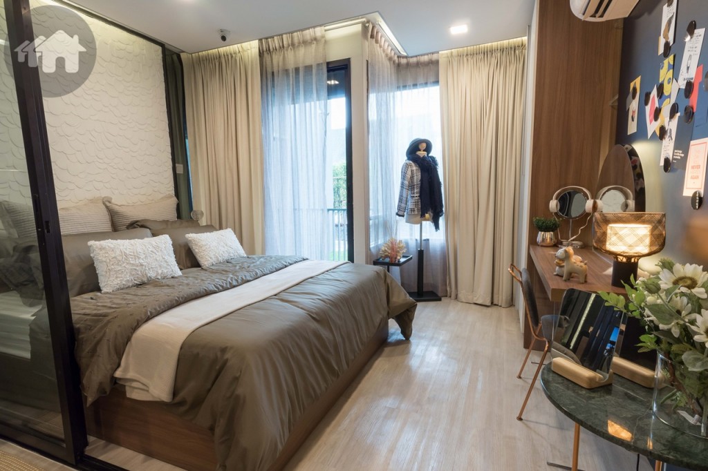 ห้องนอนมาพร้อมกับฐานเตียงขนาด 5 ฟุต และบิวท์อินตู้เสื้อผ้า