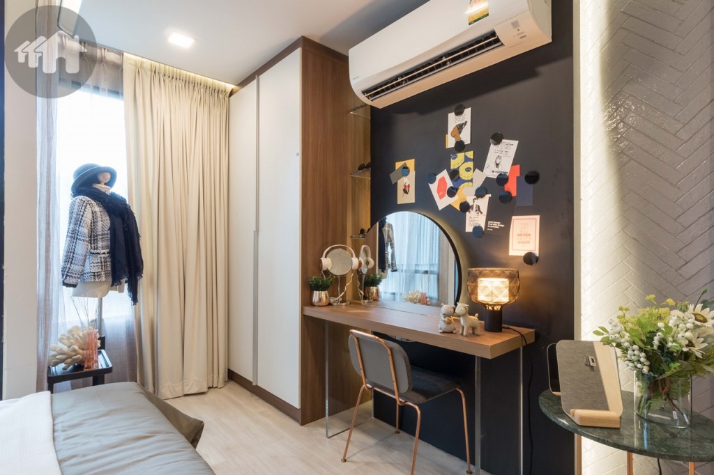 ปลายเตียงตกแต่งเป็นโต๊ะเครื่องแป้ง ทางเดินกว้างประมาณ 95 เซนติเมตร