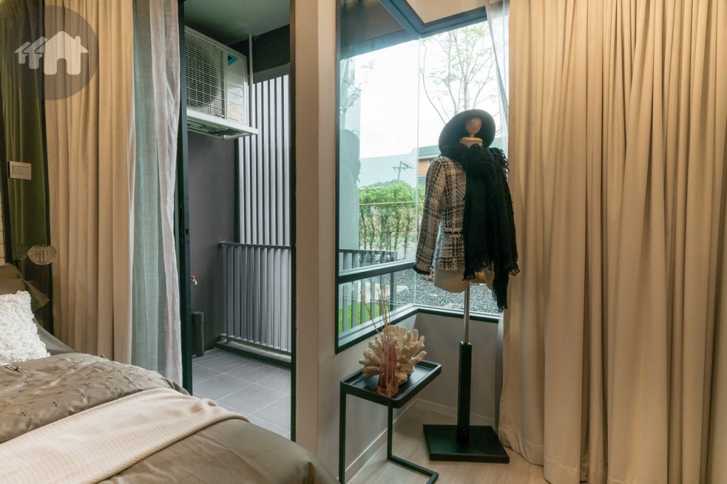 ข้างเตียงอีกด้านห่างจากประตูบานเลื่อนแบบสลับที่เชื่อมต่อกับระเบียงประมาณ 35 เซนติเมตร ขอบประตูยกสูงประมาณ 9 เซนติเมตร เพิ่มมุมมองให้กว้างขึ้นด้วยการทำผนังเป็นกระจกเข้ามุม