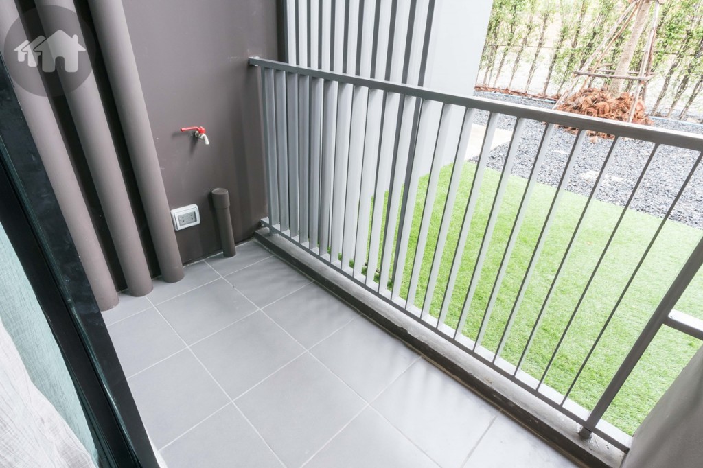 ระเบียง กว้างประมาณ 85 เซนติเมตร ยาวประมาณ 1.70 เมตร รั้วสูงประมาณ 90 เซนติเมตร พื้นปูกระเบื้องเซรามิกขนาด 30x30 เซนติเมตร ติดตั้งก๊อกน้ำ ปลั๊กไฟพร้อมที่กันน้ำ และท่อระบายน้ำให้เรียบร้อย ด้านบนติดตั้งคอมเพรสเซอร์เครื่องปรับอากาศ สูงประมาณ 1.70 เมตร