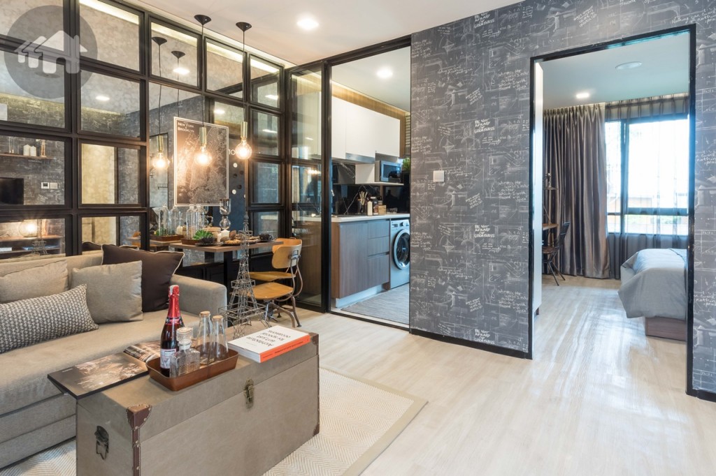 ประตูหน้าห้องติดตั้ง Digital Door lock แบบ Double lock เข้ามาภายในห้องจะเป็นห้องนั่งเล่นขนาดใหญ่ เชื่อมต่อกับห้องครัว และห้องนอน พื้นปูกระเบื้องไวนิล ขนาด 6x36 นิ้ว หนา 3 มิลลิเมตร โปร่งโล่งด้วยเพดานสูง 2.40 เมตร