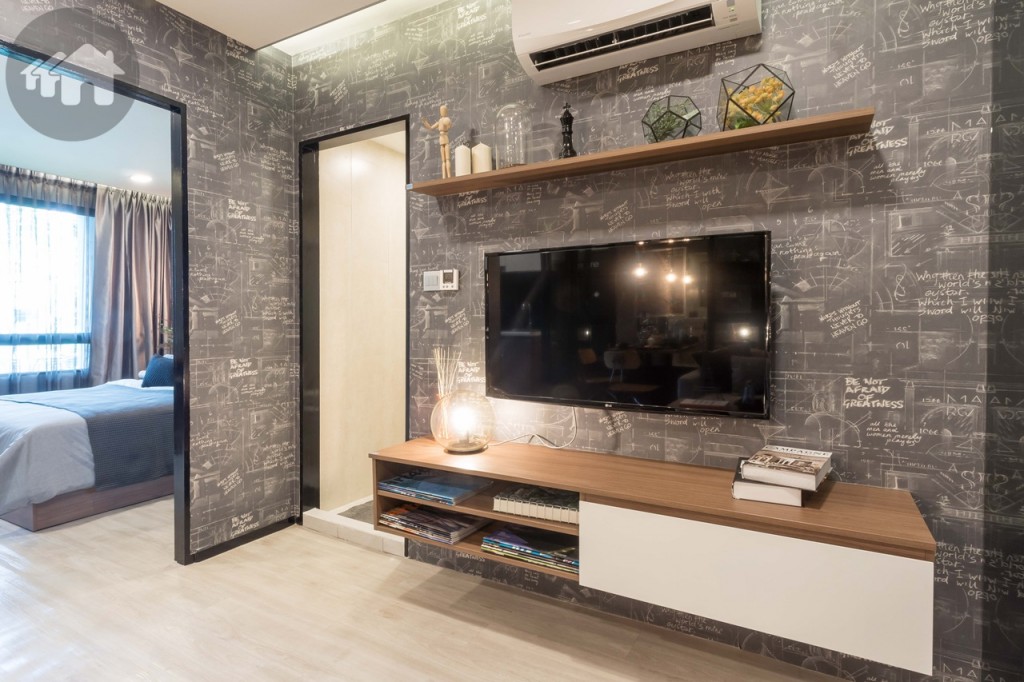 ชั้นวางโทรทัศน์พร้อมตู้เก็บของด้านล่าง และชั้นลอยวางของเหนือโทรทัศน์ ด้านข้างติดตั้ง Thermostat ที่ให้มาพร้อมกับห้อง 