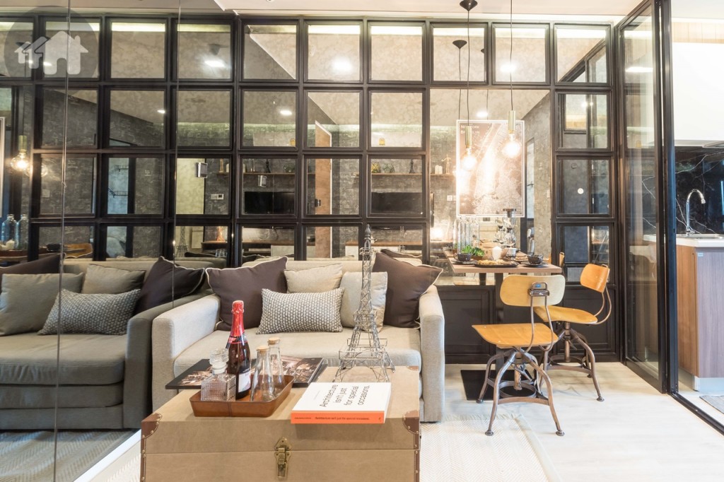 ตรงข้ามเป็นโซฟาเบด กว้างประมาณ 1.50 เมตร ห่างจากชั้นวางโทรทัศน์ประมาณ 2.40 เมตร มาพร้อมกับโต๊ะรับประทานอาหาร และเก้าอี้ 2 ตัว และ Digital Sound System ที่แถมมากับห้อง 