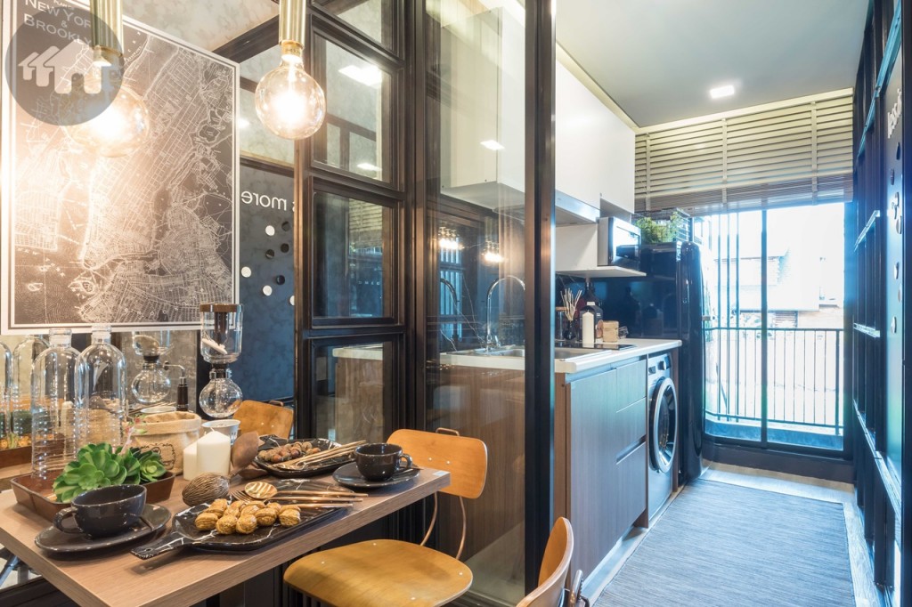 เชื่อมต่อกับห้องครัวแบบแยกส่วนด้วยประตูกระจกบานเลื่อนแบบ 3 ตอน