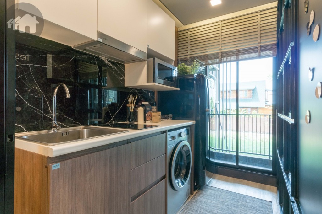 ตู้ครัวบิวท์อินบน-ล่าง กว้างประมาณ 60 เซนติเมตร ยาวประมาณ 1.65 เมตร สูงประมาณ 90 เซนติเมตร มาพร้อมอ่างล้างจาน เตาไฟฟ้า 2 หัว และเครื่องดูดควันของ MEX ทางเดินกว้างประมาณ 90 เซนติเมตร เข้า-ออกสะดวก