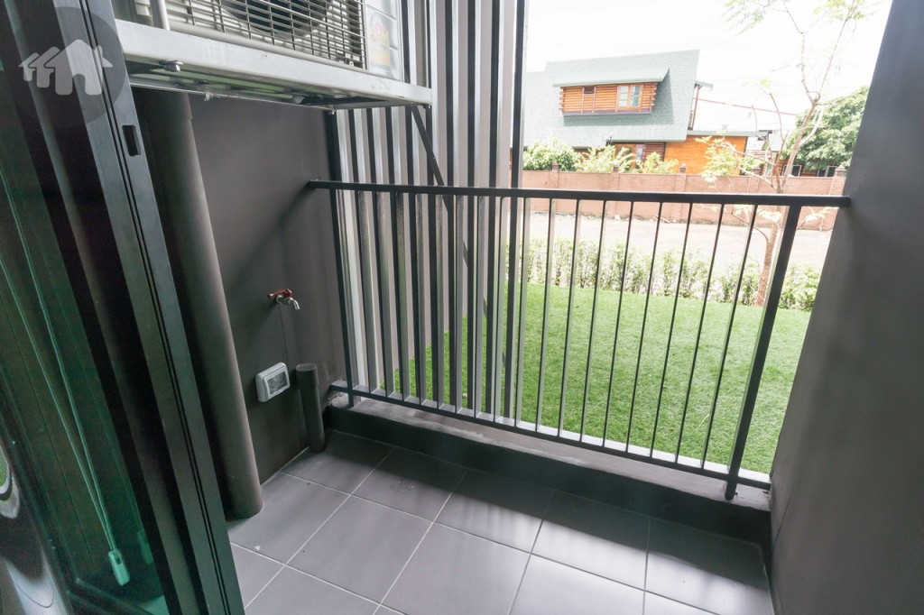 เชื่อมต่อกับระเบียงด้วยประตูบานเลื่อนแบบ 3 ตอน ขอบประตูยกสูงประมาณ 14 เซนติเมตร ระเบียงกว้างประมาณ 1 เมตร ยาวประมาณ 1.50 เมตร รั้งสูงประมาณ 90 เซนติเมตร พื้นปูกระเบื้องเซรามิก ขนาด 30x30 เซนติเมตร ติดตั้งก๊อกน้ำ ปลั๊กไฟพร้อมที่กันน้ำ และท่อระบายน้ำให้เรียบร้อย ด้านบนติดตั้งคอมเพรสเซอร์เครื่องปรับอากาศสูงจากพื้นประมาณ 1.70 เมตร