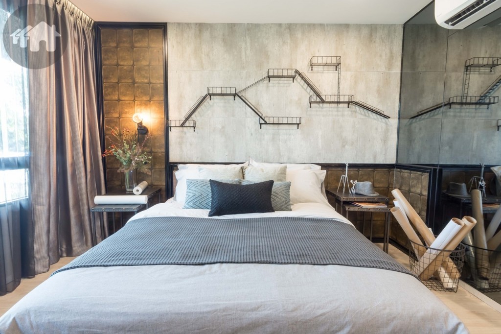 ด้านข้างเตียงฝั่งที่ติดกับประตูกว้างประมาณ 95 เซนติเมตร อีกด้านที่ติดกับหน้าต่างกว้างประมาณ 1.10 เมตร