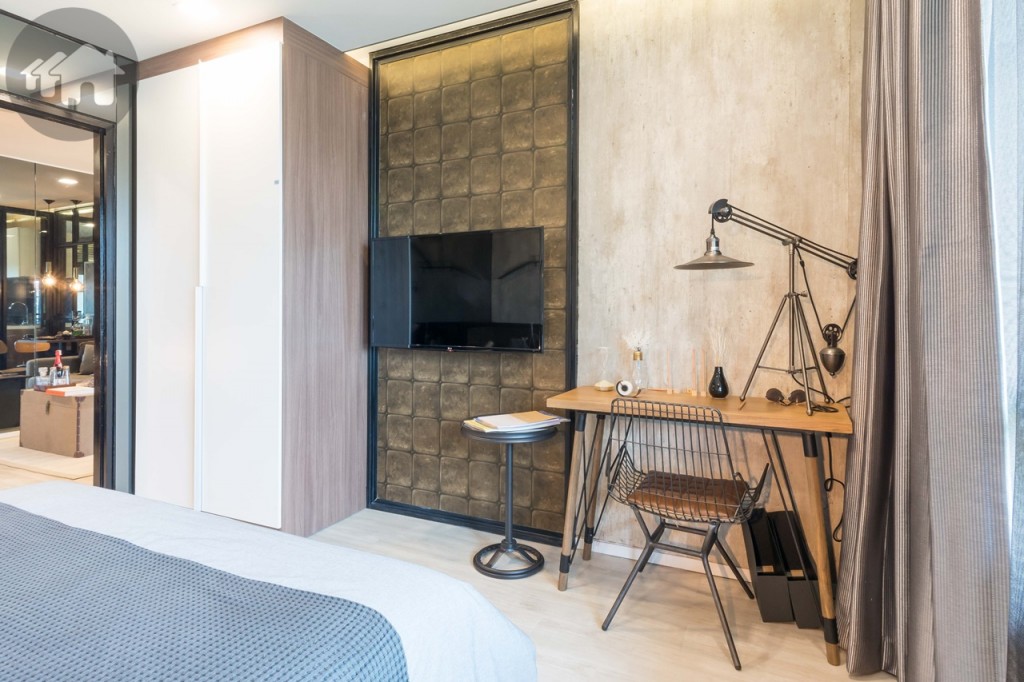 ปลายเตียงเป็นที่ติดตั้งโทรทัศน์ ห่างจากปลายเตียงประมาณ 1.40 เมตร เข้า-ออกสะดวก มีตู้เสื้อผ้าบิวท์อินที่มาพร้อมกับห้อง ด้านข้างตกแต่งเป็นโต๊ะทำงาน