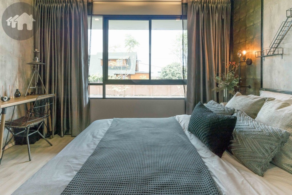 รับวิวด้วยกระจกบานเลื่อนแบบสลับ และบานฟิกซ์ ขนาดใหญ่