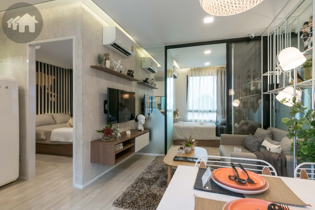 ประตูทางเข้าห้อง พร้อมระบบ Digital Door lock แบบ Double lock เข้ามาภายในห้องจะเป็นห้องรับประทานอาหาร เชื่อมต่อกับห้องครัว ห้องนั่งเล่น พื้นปูกระเบื้องไวนิล ขนาด 6x36 นิ้ว หนา 3 มิลลิเมตร โปร่งโล่งด้วยเพดานสูง 2.40 เมตร