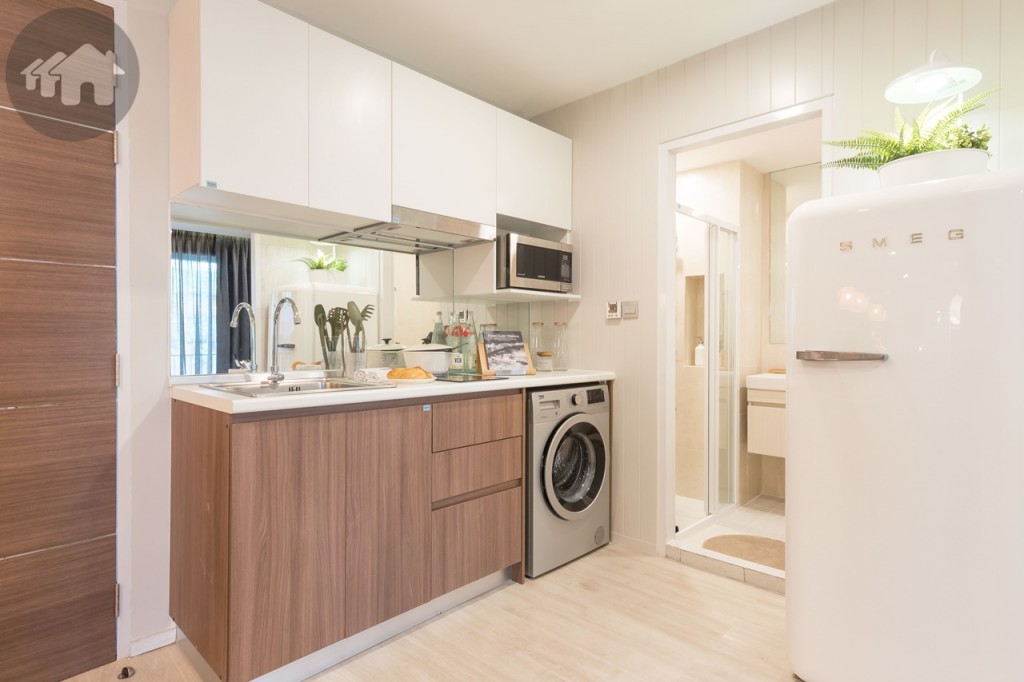 อีกด้านเป็นตู้ครัวบิวท์อินที่ให้มากับห้องเช่นกัน กว้างประมาณ 60 เซนติเมตร ยาวประมาณ 1.90 เมตร สูงประมาณ 90 เซนติเมตร พร้อมอ่างล้างจาน เตาไฟฟ้า 2 หัว และเครื่องดูดควันของ MEX ด้านข้างติดตั้ง Thermostat