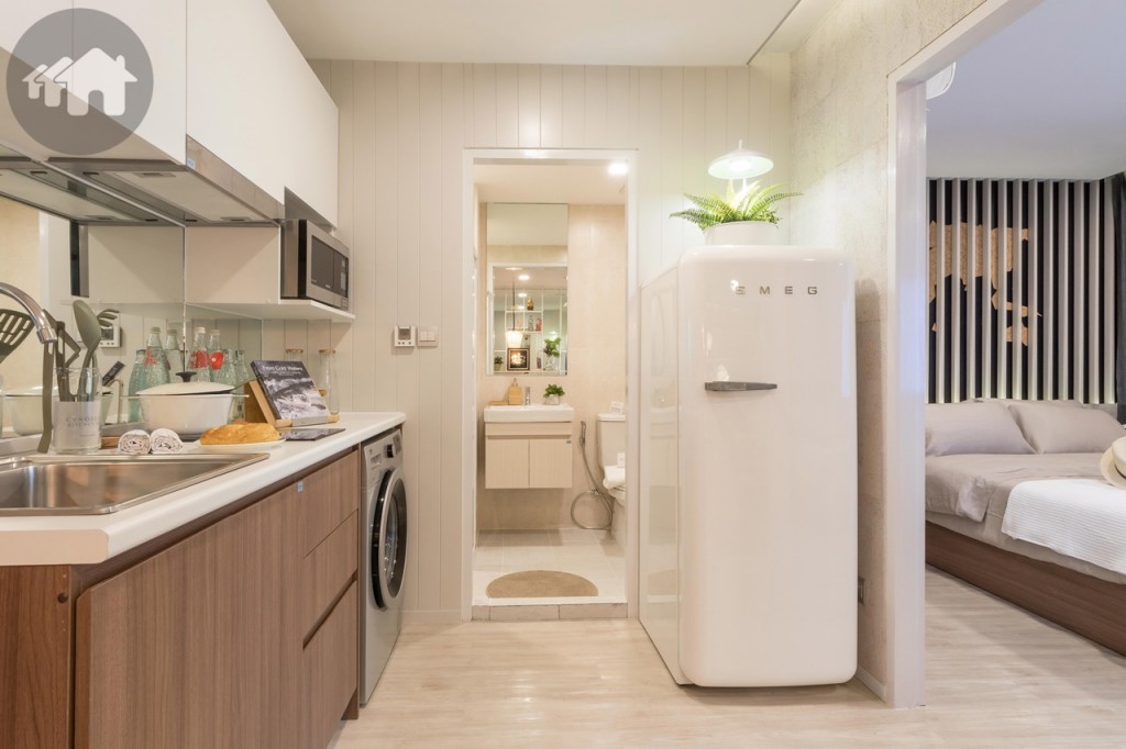 ทางเดินกว้างประมาณ 1.75 เมตร เข้า-ออกสะดวก ตรงข้ามเป็นที่วางตู้เย็น เชื่อมต่อกับห้องน้ำ