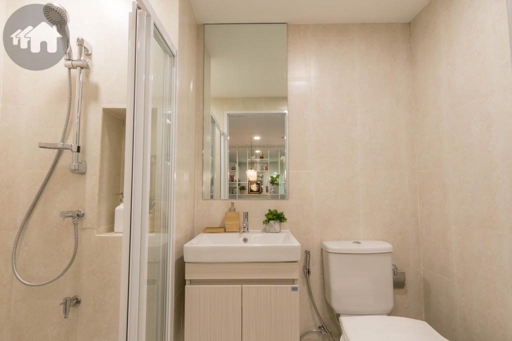 ห้องน้ำขนาดใหญ่ เพดานสูงประมาณ 2.20 เมตร ขอบประตูยกสูงประมาณ 7 เซนติเมตร พื้นปูกระเบื้องเซรามิก ขนาด 30x30 เซนติเมตร ผนังปูกระเบื้องเซรามิก ขนาด 30x60 เซนติเมตร 